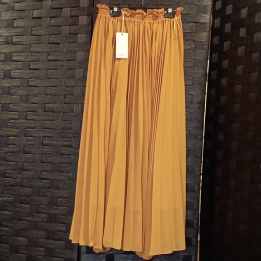 LUMIE. PLEATED MAXI SKIRT. POLYESTER W/LINING. "MUSTARD" XS.